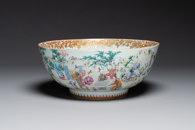 Grand bol en porcelaine de Chine famille rose de Canton &agrave; d&eacute;cor de gar&ccedil;ons et dames dans un jardin &eacute;labor&eacute;e, Qianlong