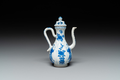Een Chinese blauw-witte dekselkan met 'Lange Lijzen', jade merk, Kangxi
