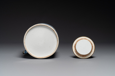 Een Chinese blauw-witte theepot met landschapsdecor en een schotel met kostbaarheden, 19e eeuw