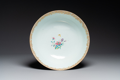 Grand bol en porcelaine de Chine famille rose de Canton &agrave; d&eacute;cor de gar&ccedil;ons et dames dans un jardin &eacute;labor&eacute;e, Qianlong