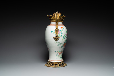 Vase en porcelaine de Chine famille rose &agrave; monture en bronze dor&eacute;, Qianlong