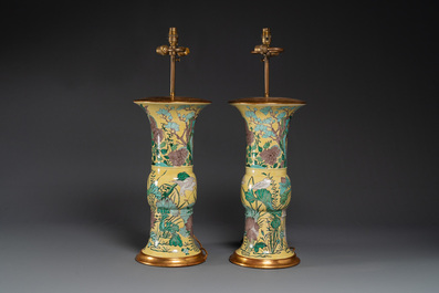 Paire de vases de forme 'gu' en biscuit &eacute;maill&eacute; verte mont&eacute;s en lampes en bronze dor&eacute;, Chine, 19&egrave;me
