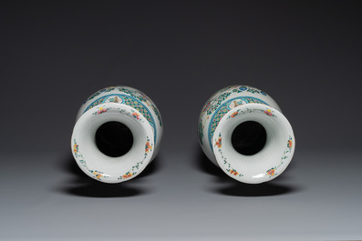 Paire de vases en porcelaine de Chine famille rose &agrave; d&eacute;cor narratif, 19&egrave;me