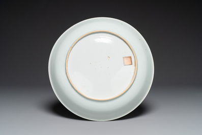 Plat en porcelaine de Chine famille rose &agrave; d&eacute;cor floral, Qianlong