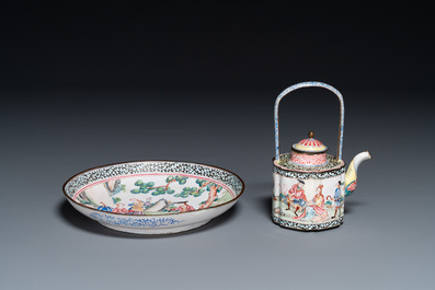 Une assiette et une th&eacute;i&egrave;re en &eacute;maux de Canton &agrave; d&eacute;cor de sc&egrave;ne europ&eacute;enne, Chine Qianlong