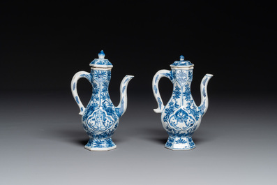 Deux verseuses couvertes en porcelaine de Chine en bleu et blanc, Kangxi