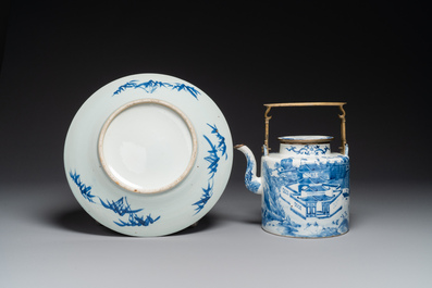Een Chinese blauw-witte theepot met landschapsdecor en een schotel met kostbaarheden, 19e eeuw
