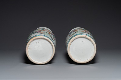 Paire de vases en porcelaine de Chine famille rose &agrave; d&eacute;cor narratif, 19&egrave;me