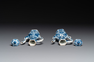 Deux verseuses couvertes en porcelaine de Chine en bleu et blanc, Kangxi