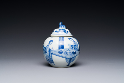 Een Chinese blauw-witte 'Lange Lijzen' theebus en deksel, conische schelp merk, Kangxi