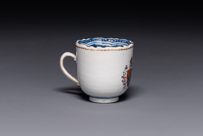 Een Chinese famille rose kop en schotel met wapendecor, Qianlong