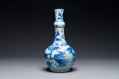 Een Chinese blauw-witte flesvormige vaas met geleerden, Transitie periode