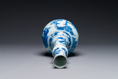 Een Chinese blauw-witte flesvormige vaas met geleerden, Transitie periode
