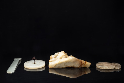 Quatre pi&egrave;ces sculpt&eacute;es en jade blanc, c&eacute;ladon et rouille, Chine, Qing