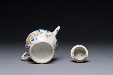 Th&eacute;i&egrave;re couverte en porcelaine de Chine famille rose &agrave; d&eacute;cor 'Pompadour', Qianlong