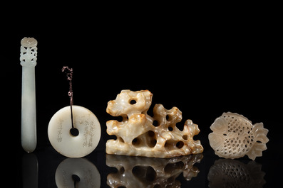 Quatre pi&egrave;ces sculpt&eacute;es en jade blanc, c&eacute;ladon et rouille, Chine, Qing