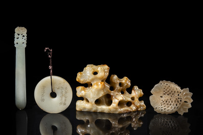 Quatre pi&egrave;ces sculpt&eacute;es en jade blanc, c&eacute;ladon et rouille, Chine, Qing