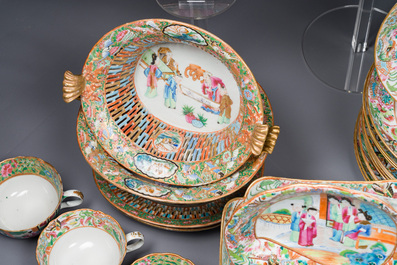 A very extensive Chinese Canton famille rose 81-piece dinner service, 19th C.