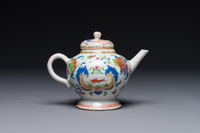 Th&eacute;i&egrave;re couverte en porcelaine de Chine famille rose &agrave; d&eacute;cor 'Pompadour', Qianlong