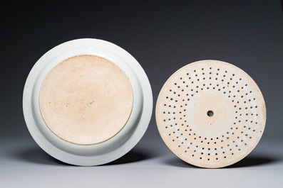 A large Chinese famille rose dish and strainer with floral design, Qianlong