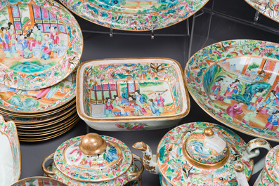 A very extensive Chinese Canton famille rose 81-piece dinner service, 19th C.