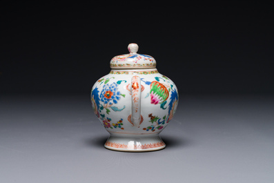 Th&eacute;i&egrave;re couverte en porcelaine de Chine famille rose &agrave; d&eacute;cor 'Pompadour', Qianlong