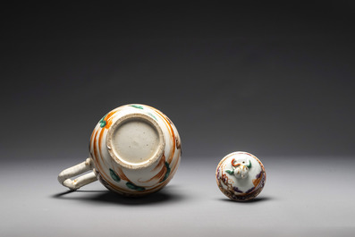Ensemble des quatre tasses, soucoupes et une verseuse en porcelaine de Chine famille rose &agrave; d&eacute;cor de deux chevaux, Qianlong