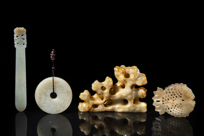 Quatre pi&egrave;ces sculpt&eacute;es en jade blanc, c&eacute;ladon et rouille, Chine, Qing