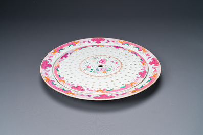 A large Chinese famille rose dish and strainer with floral design, Qianlong