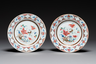Five Chinese famille rose plates with floral design, Yongzheng/Qianlong