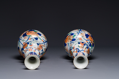 Een paar Chinese famille verte-Imari kalebasvazen, Kangxi