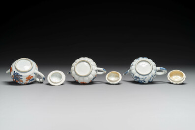 Zes Chinese blauw-witte en Imari-stijl theepotten, Kangxi/Yongzheng