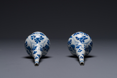 Een paar Chinese blauw-witte rozenwater sprenkelaars voor de islamitische markt, Kangxi