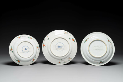 Drie Chinese famille verte borden en een theepot, Kangxi