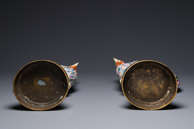 Paire de sculptures de coq en porcelaine de Chine famille rose aux montures en bronze dor&eacute;, Qianlong