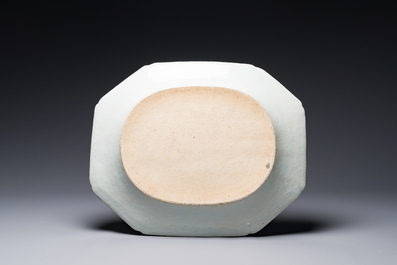 Een Chinese blauw-witte dekselterrine, een schotel en vier borden, Qianlong