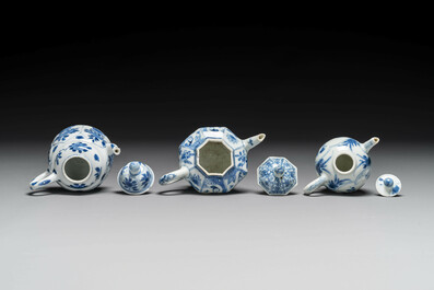 Zes Chinese blauw-witte en Imari-stijl theepotten, Kangxi/Yongzheng