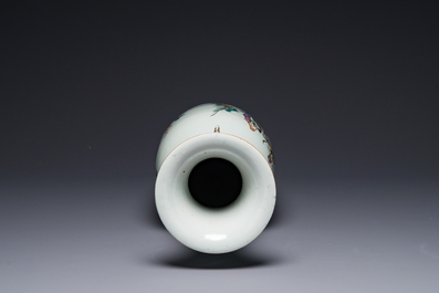 Vase en porcelaine de Chine famille rose, sign&eacute; Pan Zhaotang 潘肇唐, dat&eacute; 1918