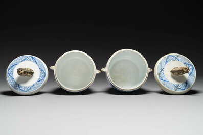 Paire de pots couverts en forme de tambour en porcelaine de Chine en bleu et blanc, marque de Jiajing, Kangxi