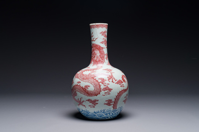 Vase de type 'tianqiu ping' en porcelaine de Chine en bleu, blanc et rouge de cuivre &agrave; d&eacute;cor de dragons, 18&egrave;me