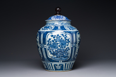 Een Chinese blauw-witte dekselpot met floraal decor, Wanli