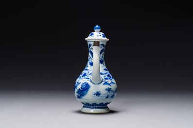 Verseuse couverte en porcelaine de Chine en bleu et blanc &agrave; d&eacute;cor d'un p&ecirc;cheur et un b&ucirc;cheron, p&eacute;riode Transition