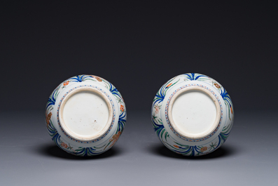 Een paar Chinese famille verte-Imari kalebasvazen, Kangxi