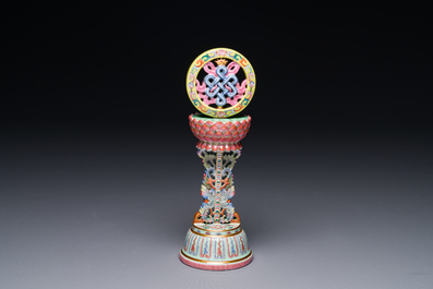 Rare instrument rituel en porcelaine de Chine famille rose, marque et &eacute;poque de Qianlong