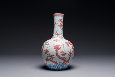 Vase de type 'tianqiu ping' en porcelaine de Chine en bleu, blanc et rouge de cuivre &agrave; d&eacute;cor de dragons, 18&egrave;me