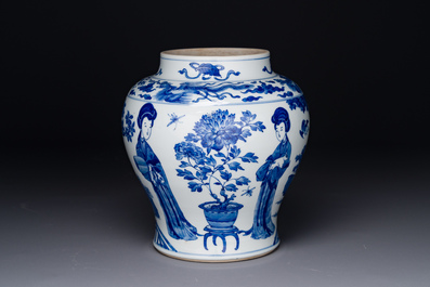 Vase en porcelaine de Chine en bleu et blanc &agrave; d&eacute;cor des 'Longues Dames', Kangxi