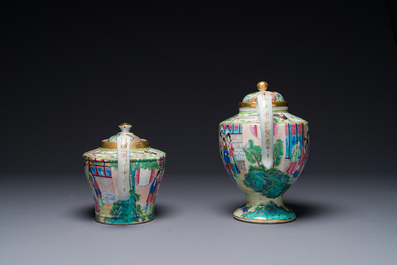 Twee fijne Chinese Canton famille rose theepotten, 19e eeuw