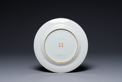 Une cruche en porcelaine de Chine famille rose sur fond vert  &agrave; d&eacute;cor de dragons et un plat &agrave; decor 'sept sages' et &agrave; bord de dragons, 19&egrave;me