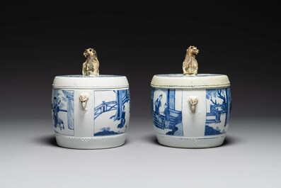 Paire de pots couverts en forme de tambour en porcelaine de Chine en bleu et blanc, marque de Jiajing, Kangxi