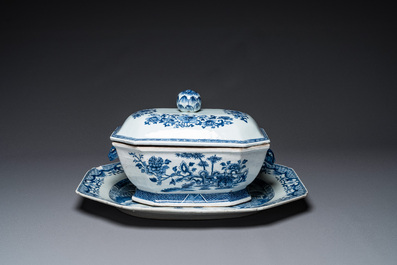 Een Chinese blauw-witte dekselterrine, een schotel en vier borden, Qianlong